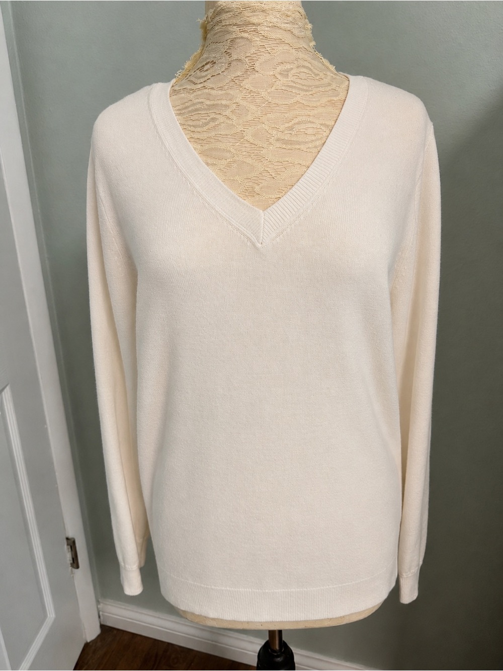 croft & barrow Women's V-Neck Sweater in Cream